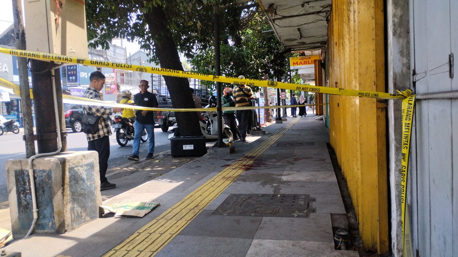 Kondisi depan Toko Emas di Jalan Sultan Agung, Kelurahan Kepatihan, Kecamatan Kaliwates, setelah kejadian perampokan dan pembacokan pada pemilik toko. (Foto:Fadli/Jurnalbangsa).