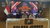 Polres Jember saat menggelar press konferens terkait pengungkapan kasus perampokan di Toko Emas Murni di Jalan Sultan Agung, Kelurahan Kepatihan, Kecamatan Kaliwates, Jember. (Foto: Fadli/Jurnalbangsa).