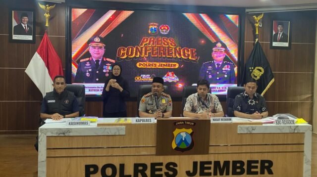 Polres Jember saat menggelar press konferens terkait pengungkapan kasus perampokan di Toko Emas Murni di Jalan Sultan Agung, Kelurahan Kepatihan, Kecamatan Kaliwates, Jember. (Foto: Fadli/Jurnalbangsa).