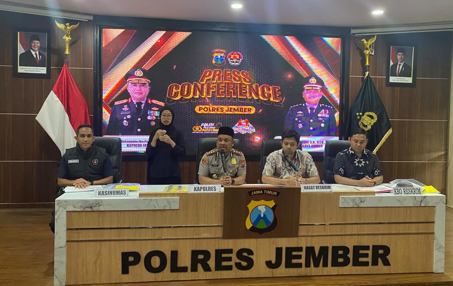 Polres Jember saat menggelar press konferens terkait pengungkapan kasus perampokan di Toko Emas Murni di Jalan Sultan Agung, Kelurahan Kepatihan, Kecamatan Kaliwates, Jember. (Foto: Fadli/Jurnalbangsa).
