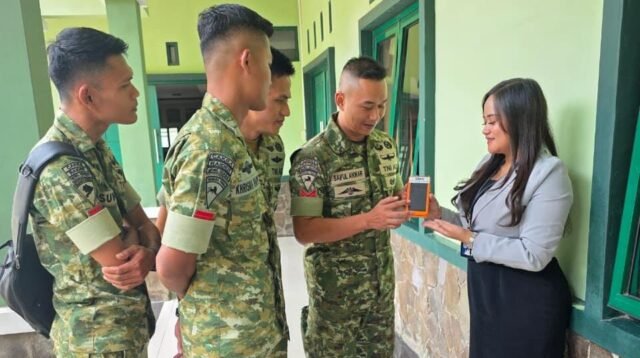 Anggota TNI Kodim 0824 Jember, saat dilayani transaksi oleh karyawan Bank BRI Jember. (Foto: Istimewa).