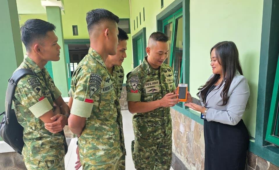 Anggota TNI Kodim 0824 Jember, saat dilayani transaksi oleh karyawan Bank BRI Jember. (Foto: Istimewa).