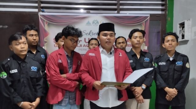 Ketua Senat Mahasiswa UIN KHAS Jember, Muhammad Oky Mabruri (tengah), saat membacakan pernyataan sikap penolakan atas agenda pemaparan visi misi calon rektor di Lumajang (Foto: Fadli/Jurnalbangsa).