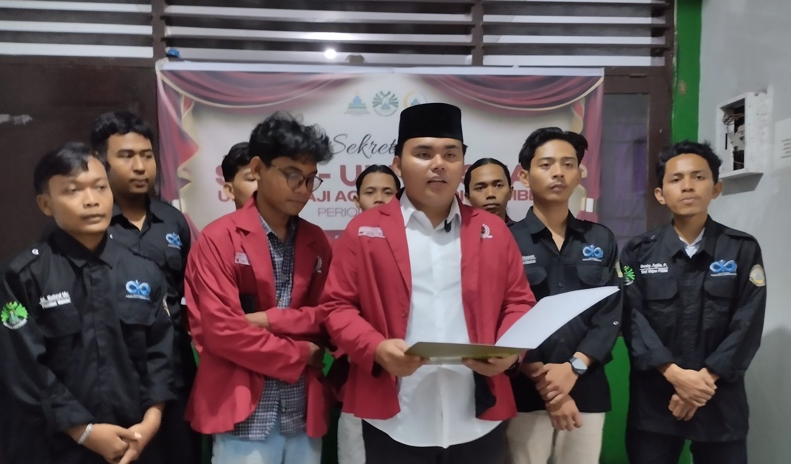 Ketua Senat Mahasiswa UIN KHAS Jember, Muhammad Oky Mabruri (tengah), saat membacakan pernyataan sikap penolakan atas agenda pemaparan visi misi calon rektor di Lumajang (Foto: Fadli/Jurnalbangsa).