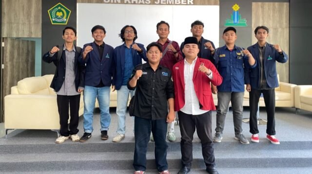 Perwakilan mahasiswa UIN KHAS Jember yang terdiri dari pengurus Senat Mahasiswa (SEMA) dan Dewan Eksekutif Mahasiswa (DEMA), seusai menghadiri acara pemaparan visi-misi calon rektor UIN KHAS Jember. (Foto: SEMA UIN KHAS Jember).