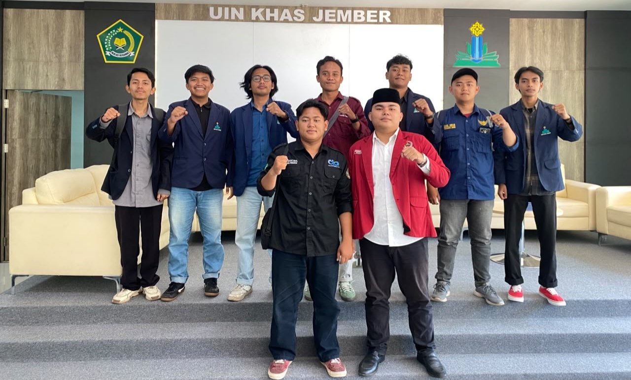 Perwakilan mahasiswa UIN KHAS Jember yang terdiri dari pengurus Senat Mahasiswa (SEMA) dan Dewan Eksekutif Mahasiswa (DEMA), seusai menghadiri acara pemaparan visi-misi calon rektor UIN KHAS Jember. (Foto: SEMA UIN KHAS Jember).