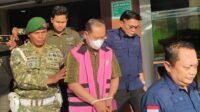 JURNAL BANGSA Inisial S setelah menjalani penyidikan Kejaksaan Negeri (Kejari) Kabupaten Jember. (Foto: Fadli/Jurnalbangsa).