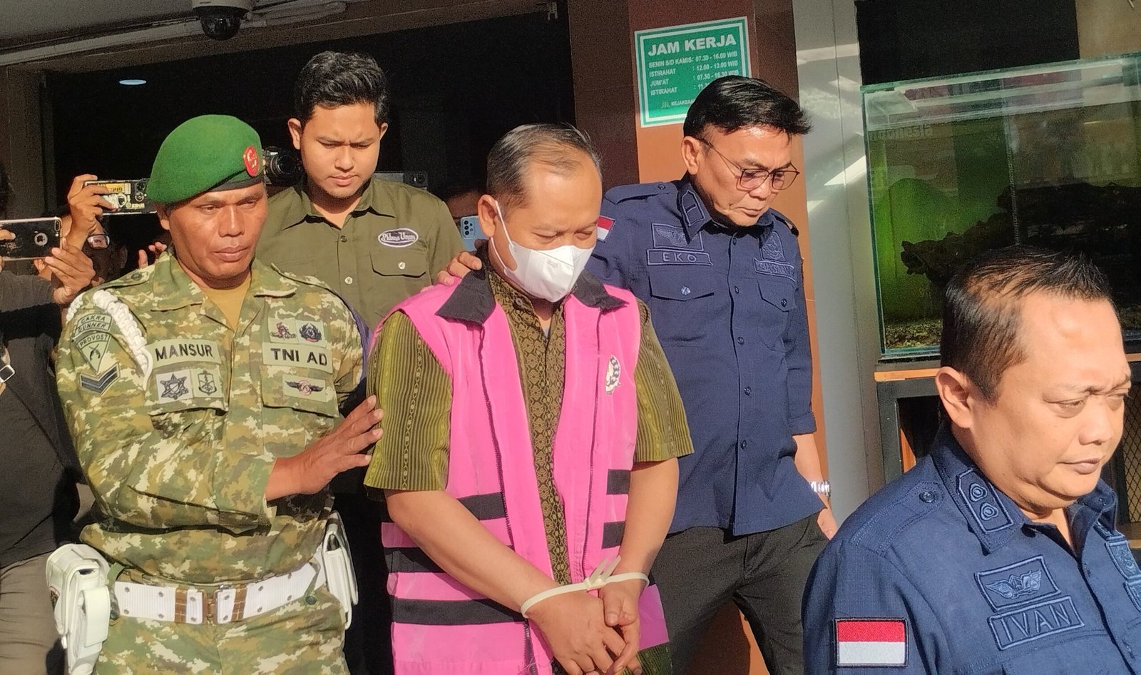 Inisial S setelah menjalani penyidikan Kejaksaan Negeri (Kejari) Kabupaten Jember. (Foto: Fadli/Jurnalbangsa).