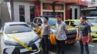 JURNAL BANGSA Kapolres Jember, AKBP Alaiddin, (kiri), Kasat Reskrim Polres Jember, AKP Ario Senopati Joyonegoro, (tengah), Kanit Pidum Satreskrim Polres Jember, Ipda Andry Yunni Prasetiyo (kanan), saat menunjukkan barang bukti berupa 1 unit Mobil Toyota Yaris, yang dikendarai pelaku perampokan Toko Emas Murni, Jalan Sultan Agung. (Foto: Fadli/Jurnalbangsa).