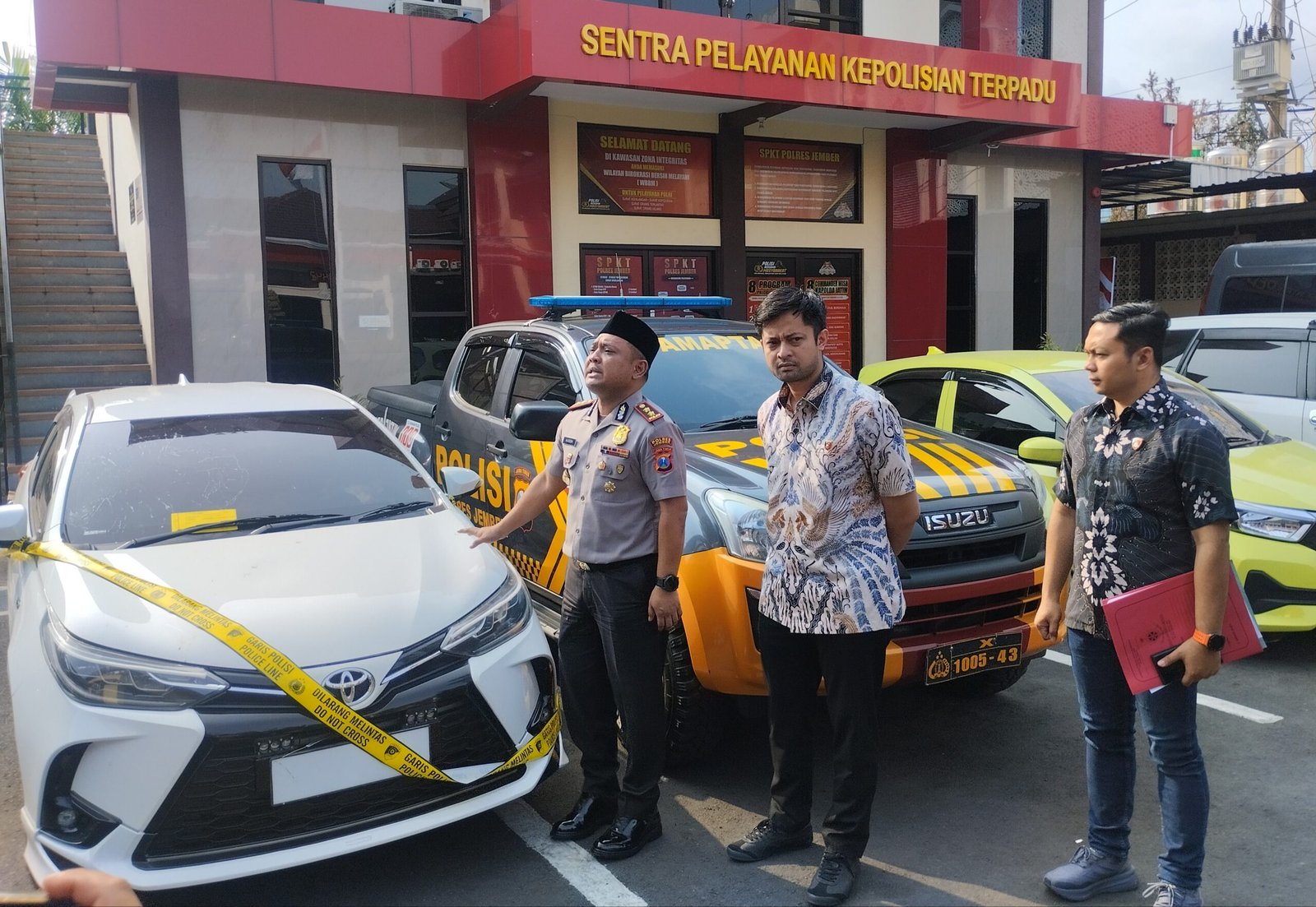 Kapolres Jember, AKBP Alaiddin, (kiri), Kasat Reskrim Polres Jember, AKP Ario Senopati Joyonegoro, (tengah), Kanit Pidum Satreskrim Polres Jember, Ipda Andry Yunni Prasetiyo (kanan), saat menunjukkan barang bukti berupa 1 unit Mobil Toyota Yaris, yang dikendarai pelaku perampokan Toko Emas Murni, Jalan Sultan Agung. (Foto: Fadli/Jurnalbangsa).